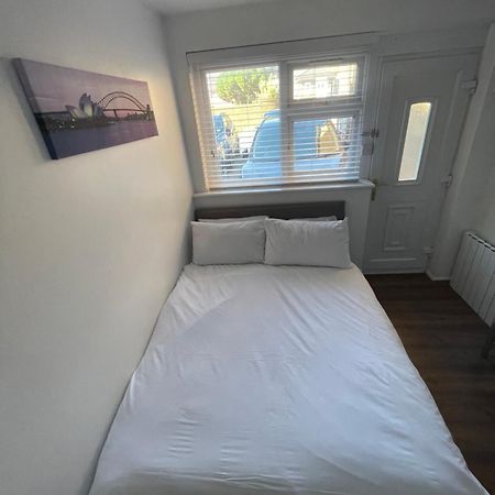 Fantastic Studio, Private Bathroom And Mini Kitchen. Thamesmead  Экстерьер фото