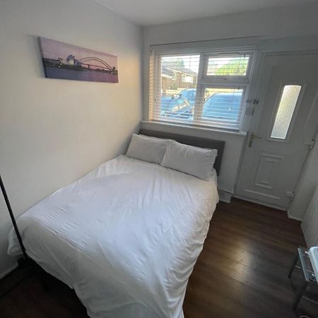 Fantastic Studio, Private Bathroom And Mini Kitchen. Thamesmead  Экстерьер фото