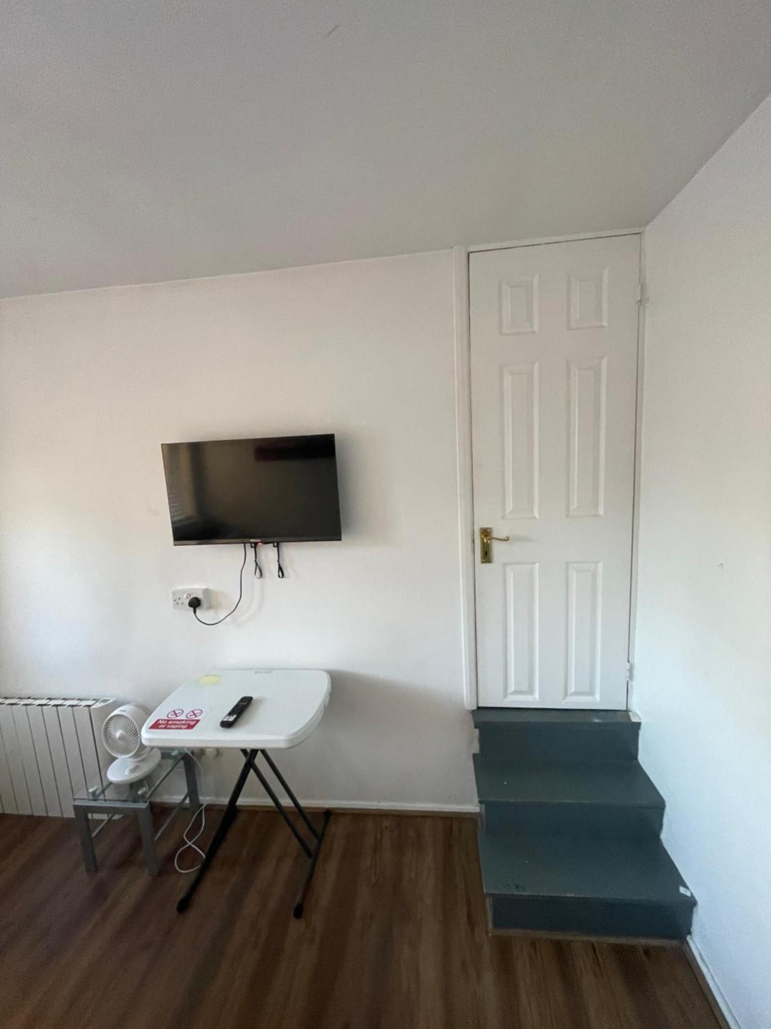 Fantastic Studio, Private Bathroom And Mini Kitchen. Thamesmead  Экстерьер фото