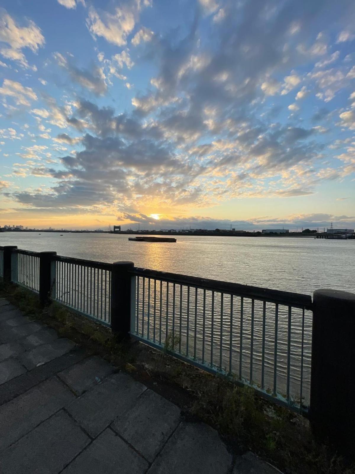 Fantastic Studio, Private Bathroom And Mini Kitchen. Thamesmead  Экстерьер фото