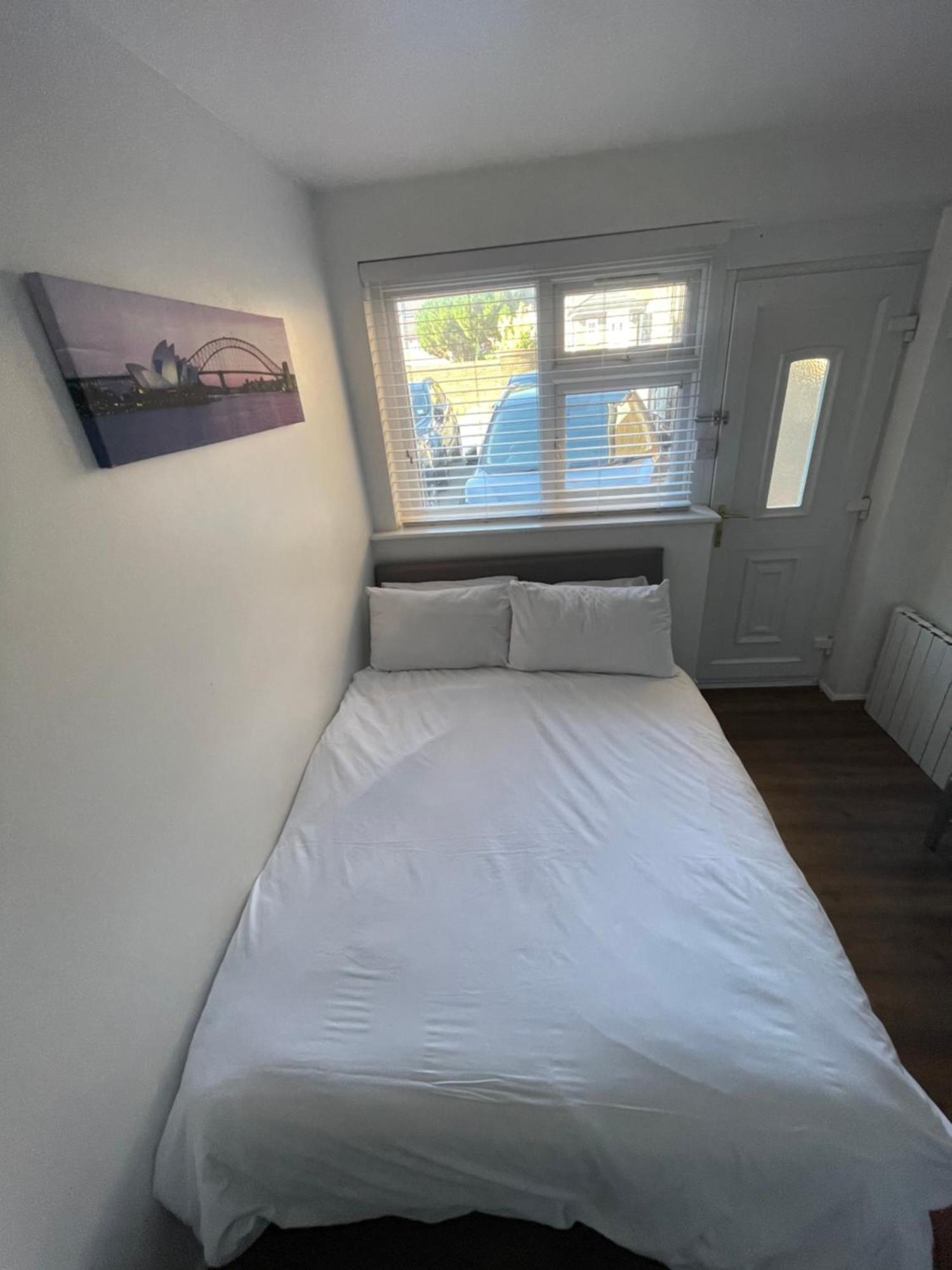 Fantastic Studio, Private Bathroom And Mini Kitchen. Thamesmead  Экстерьер фото