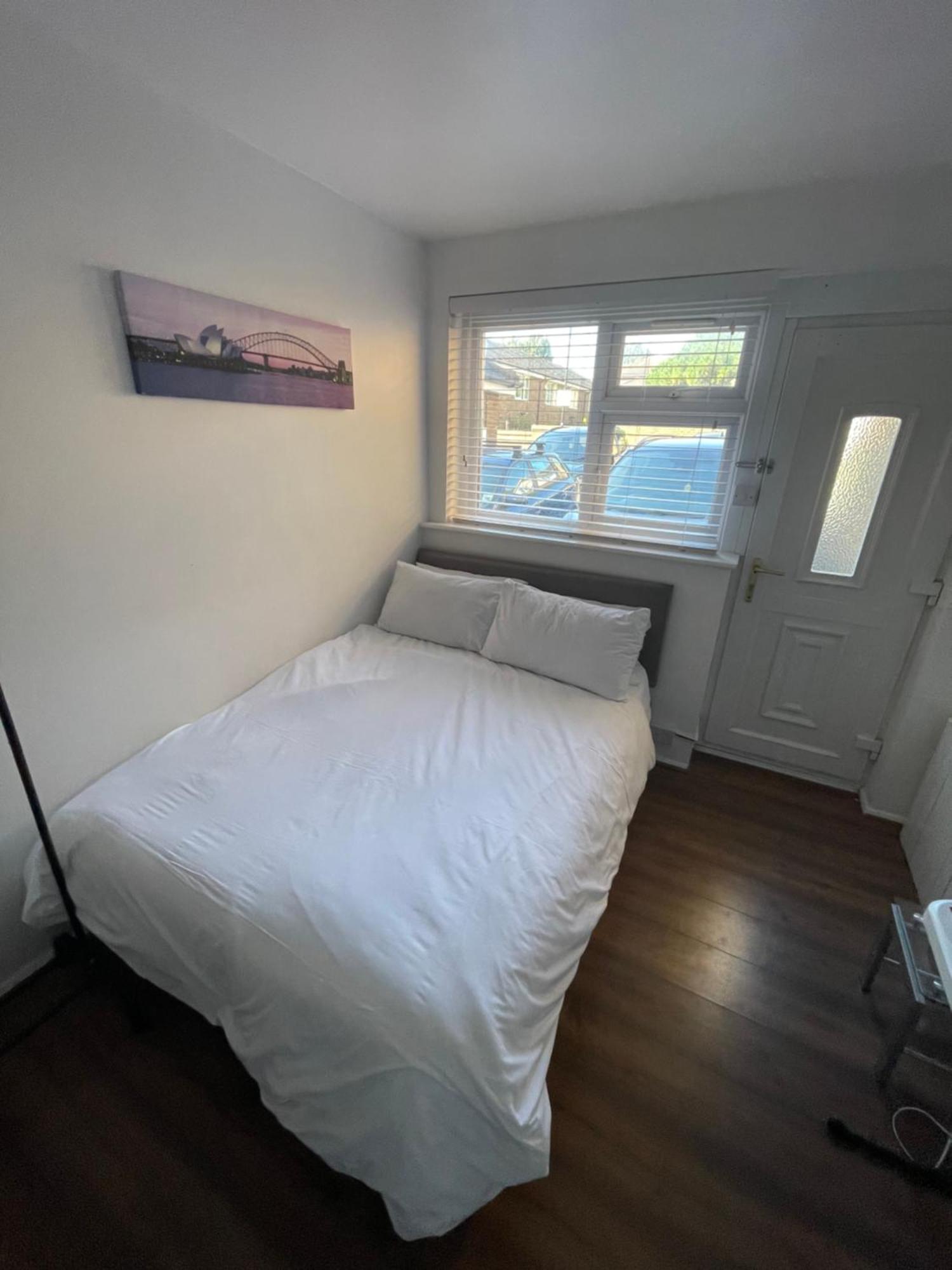Fantastic Studio, Private Bathroom And Mini Kitchen. Thamesmead  Экстерьер фото