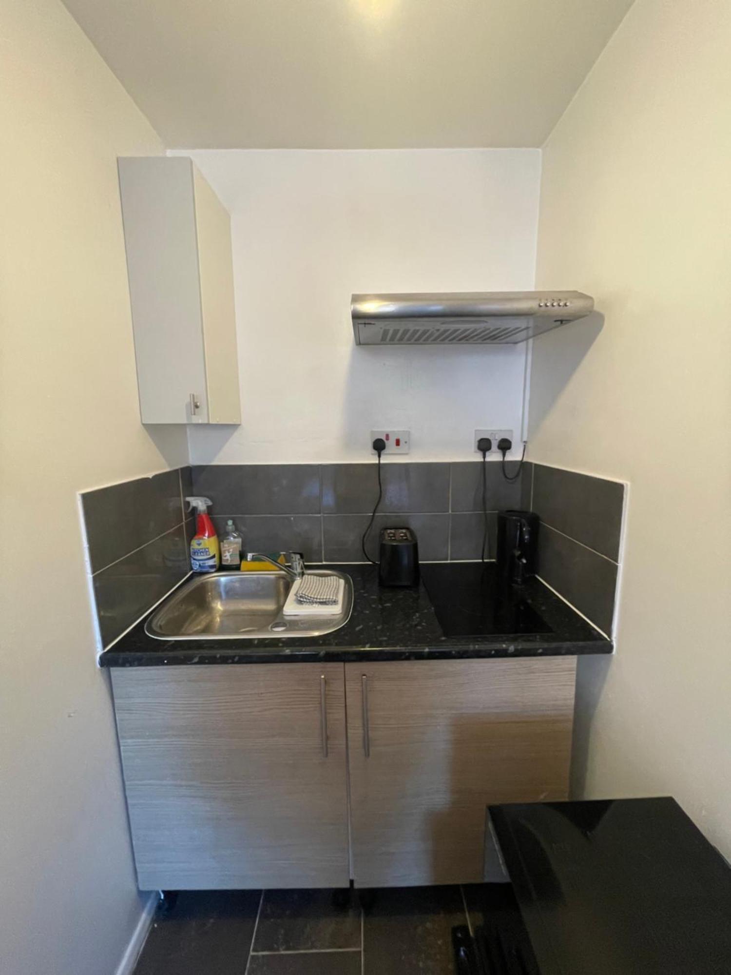 Fantastic Studio, Private Bathroom And Mini Kitchen. Thamesmead  Экстерьер фото