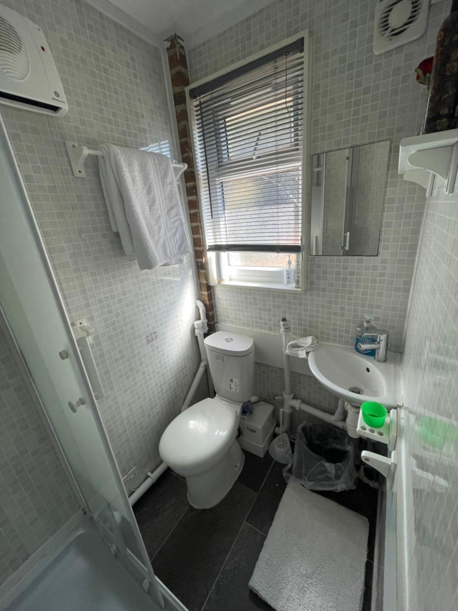Fantastic Studio, Private Bathroom And Mini Kitchen. Thamesmead  Экстерьер фото