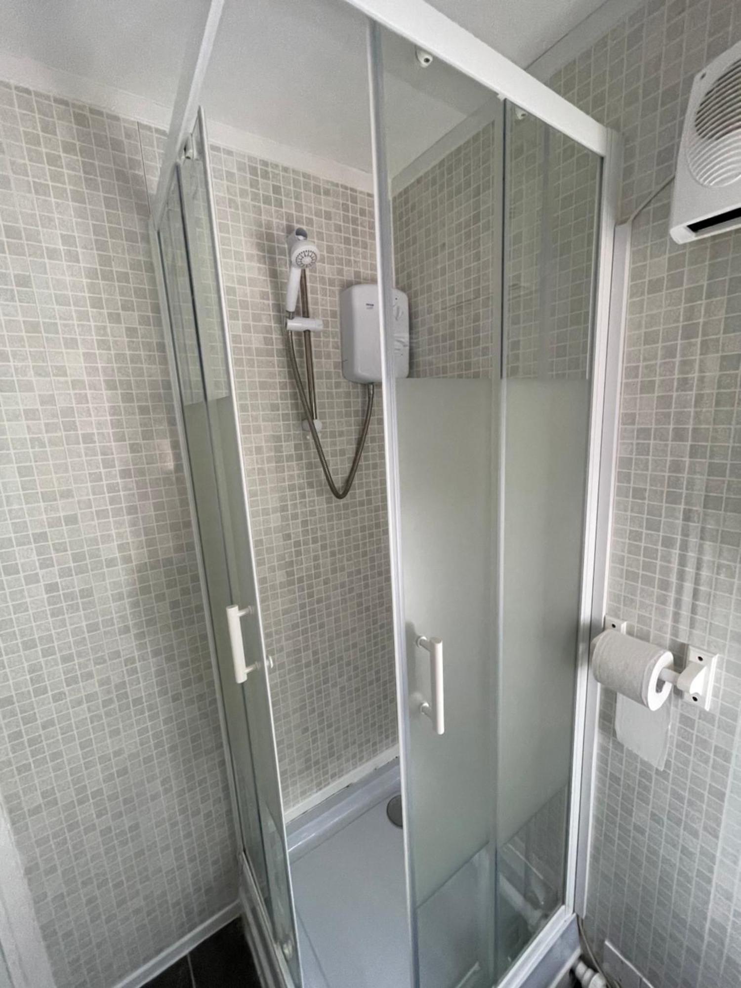 Fantastic Studio, Private Bathroom And Mini Kitchen. Thamesmead  Экстерьер фото